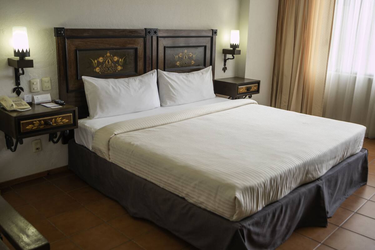 Habitación estándar | Ropa de cama de alta calidad, edredón, cortinas blackout y wifi gratis
