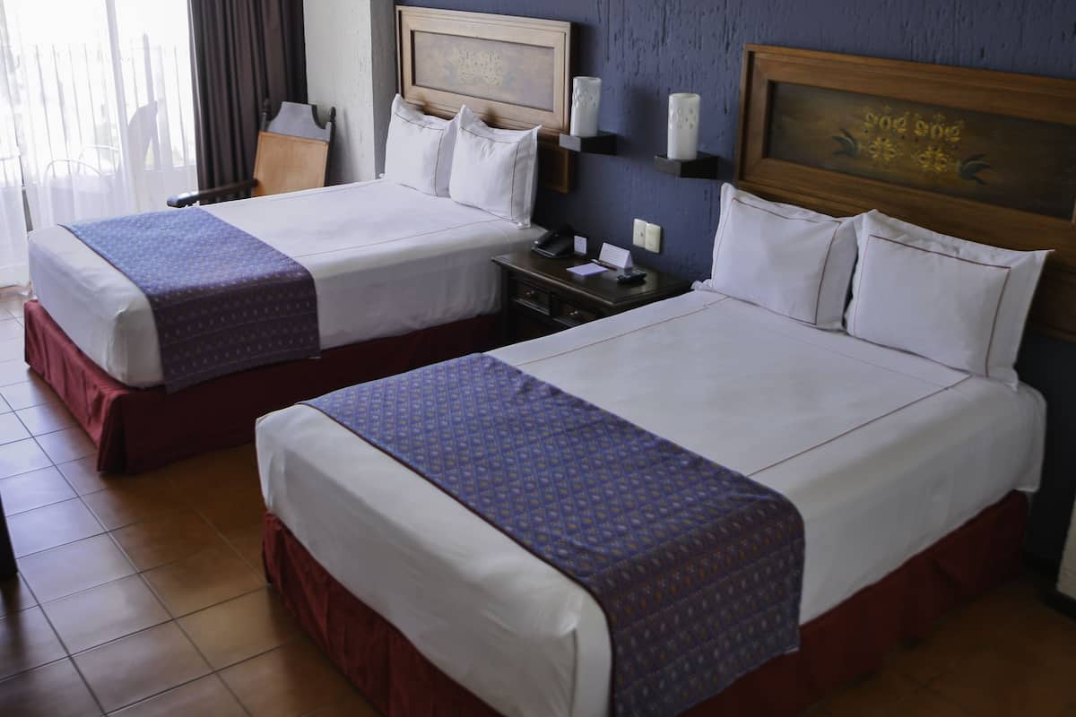 Standar Double 2 Menores Gratis. | Ropa de cama de alta calidad, edredón, cortinas blackout y wifi gratis
