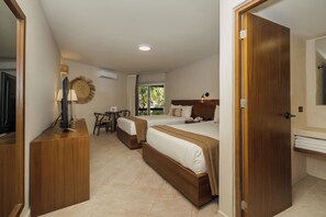 Superior Plus Garden View with balcony | In-room dining