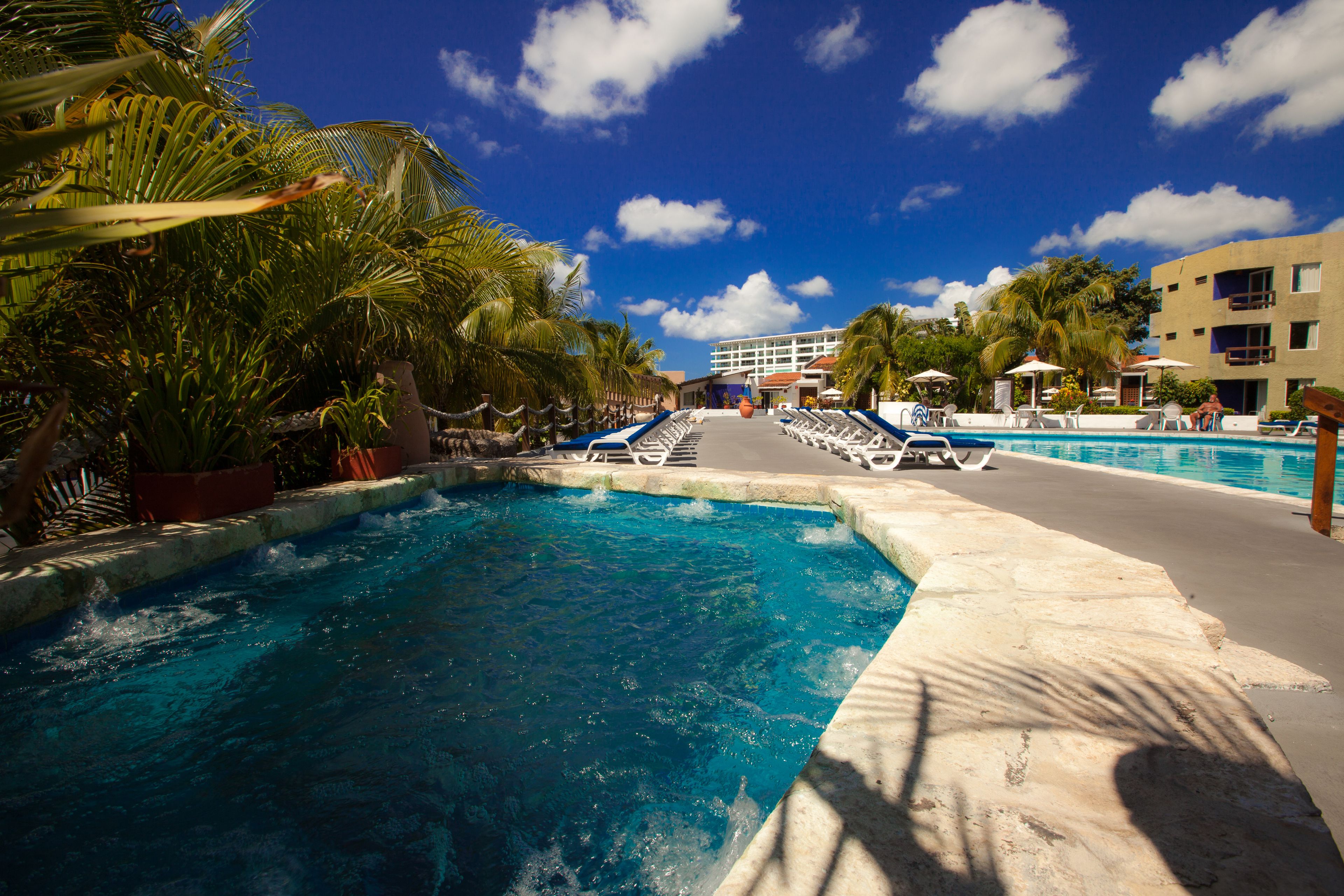 야외 수영장, 수영장 파라솔, 일광욕 의자