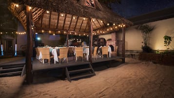 2 restaurants; lunch and dinner served