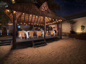 2 restaurantes; se sirven comidas y cenas