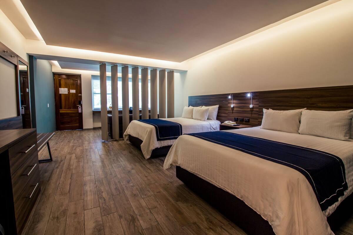 Junior Suite 2 Beds | Ropa de cama de alta calidad y caja fuerte