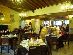 Petit-déjeuner, déjeuner et dîner servis sur place, vue sur le jardin