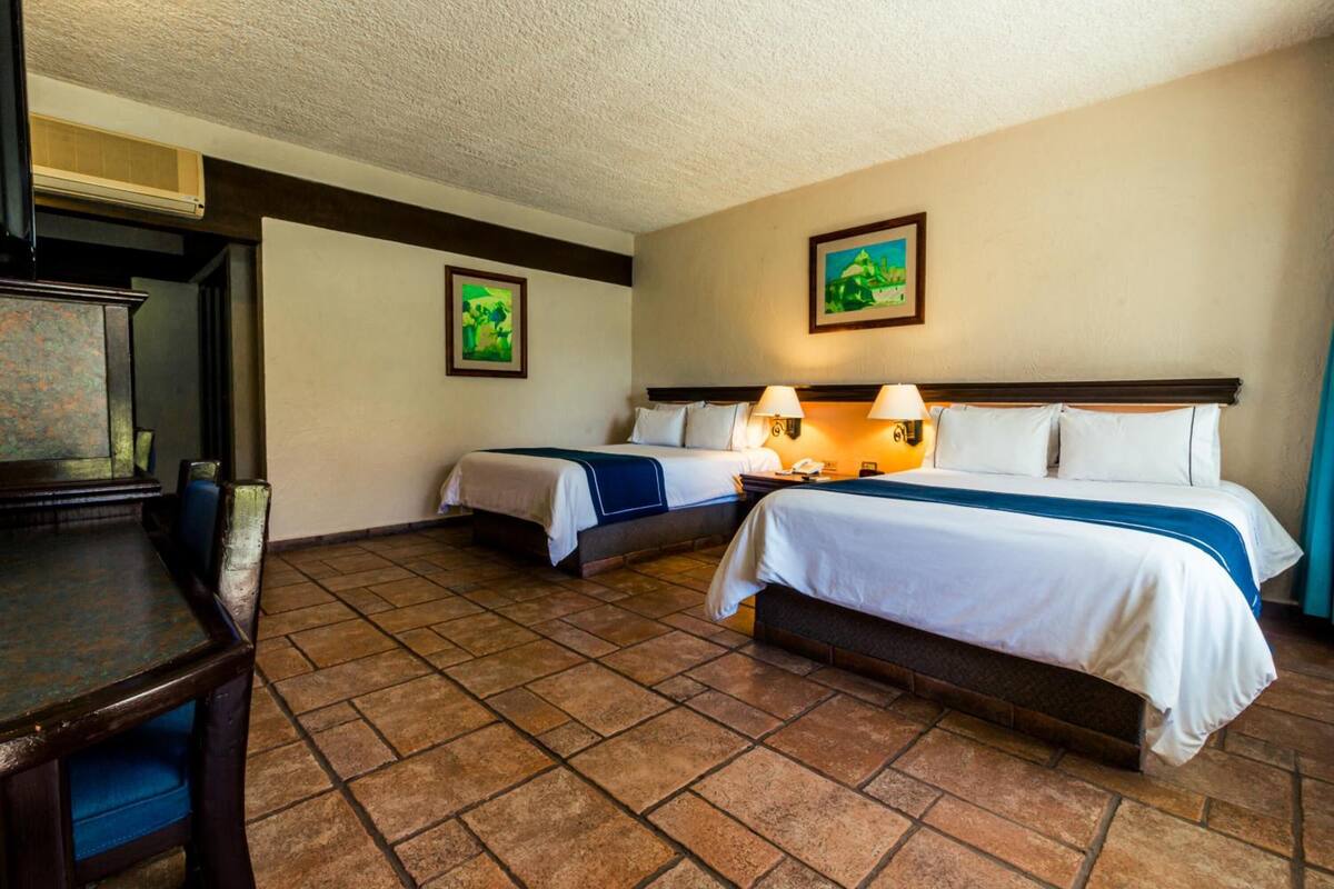 Habitación estándar, 2 camas dobles, vistas a la piscina | Ropa de cama de alta calidad y caja fuerte