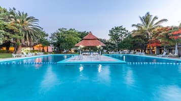 Hồ bơi ngoài trời, ghế dài tắm nắng
