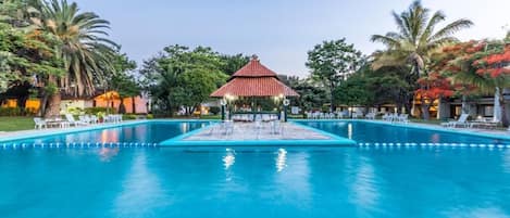 Outdoor pool, pool loungers