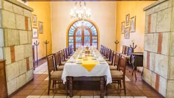 Se sirven desayunos, comidas y cocina internacional con vista al jardín