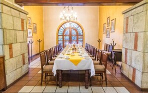 Petit-déjeuner, déjeuner et dîner servis sur place, vue sur le jardin