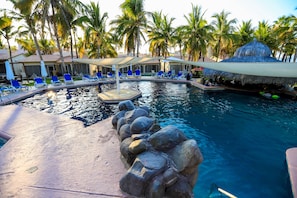 Piscine extérieure, parasols de plage, chaises longues