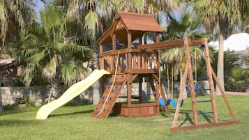 Área de juegos infantiles al aire libre
