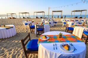 Trên bãi biển, cát trắng, lều miễn phí, chèo thuyền kayak 