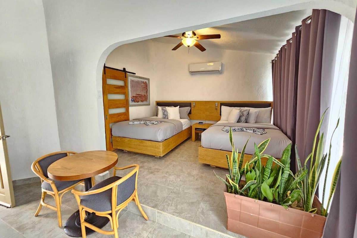 Superior kamer, 2 tweepersoonsbedden | 1 slaapkamer, een bureau, wifi, beddengoed