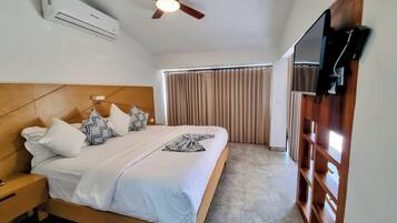 Supreme King Partial Ocean view + hammock | Desk, WiFi, bed sheets