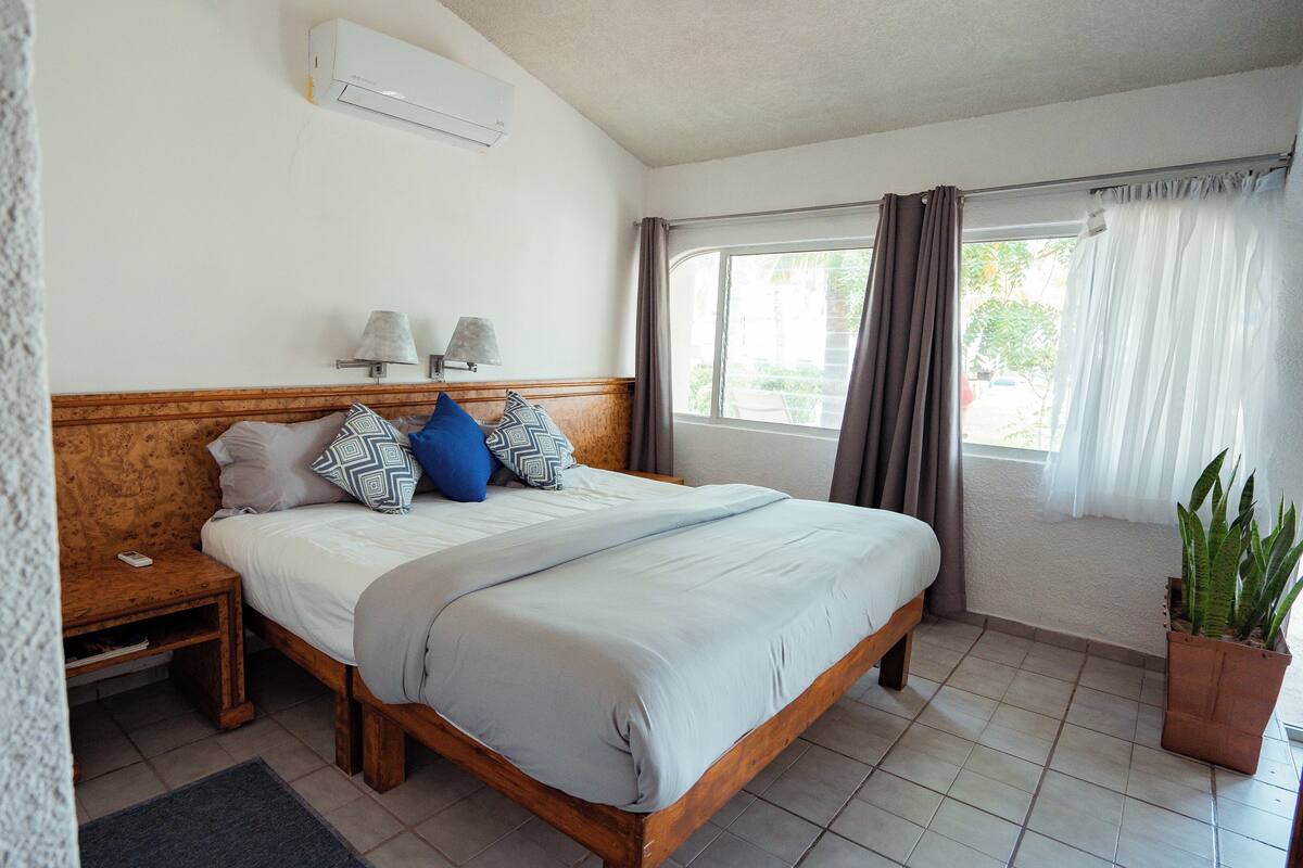 Desk, WiFi, bed sheets
