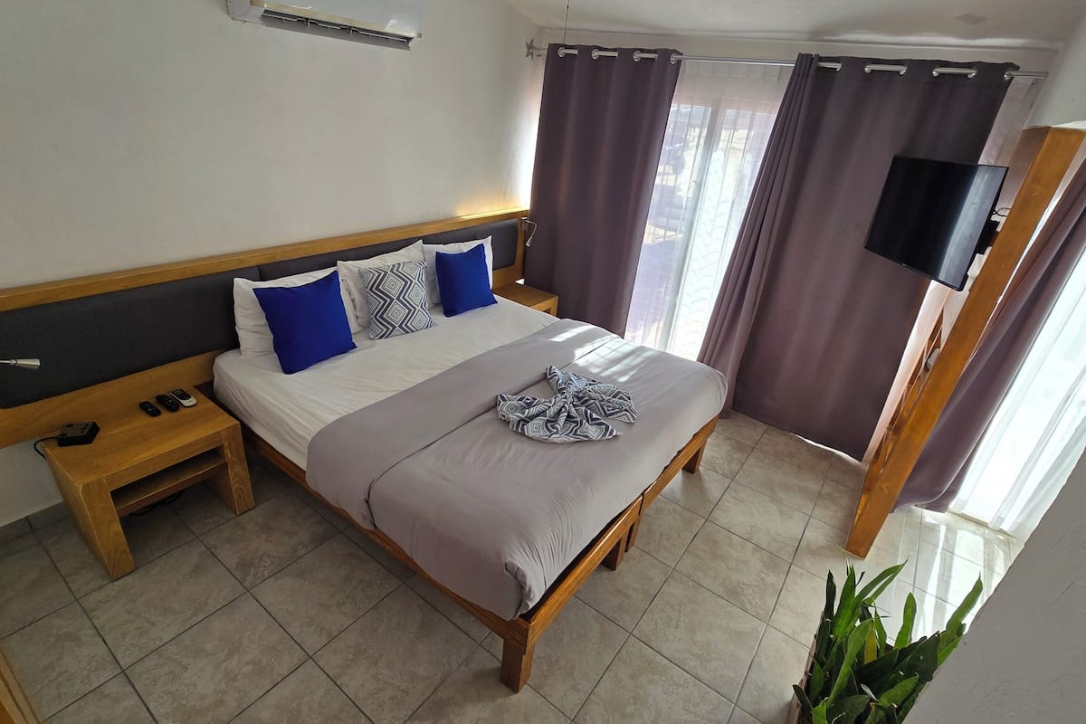 Superior kamer, 1 kingsize bed | 1 slaapkamer, een bureau, wifi, beddengoed