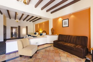 Suite exclusiva, varias camas | 1 habitación, ropa de cama de alta calidad y edredón 