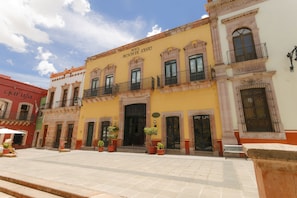 A yellow building with balconies and a sign reading "Hotel Jerez de Jerez". - Hotel Mesón de Jobito (Zacatecas)