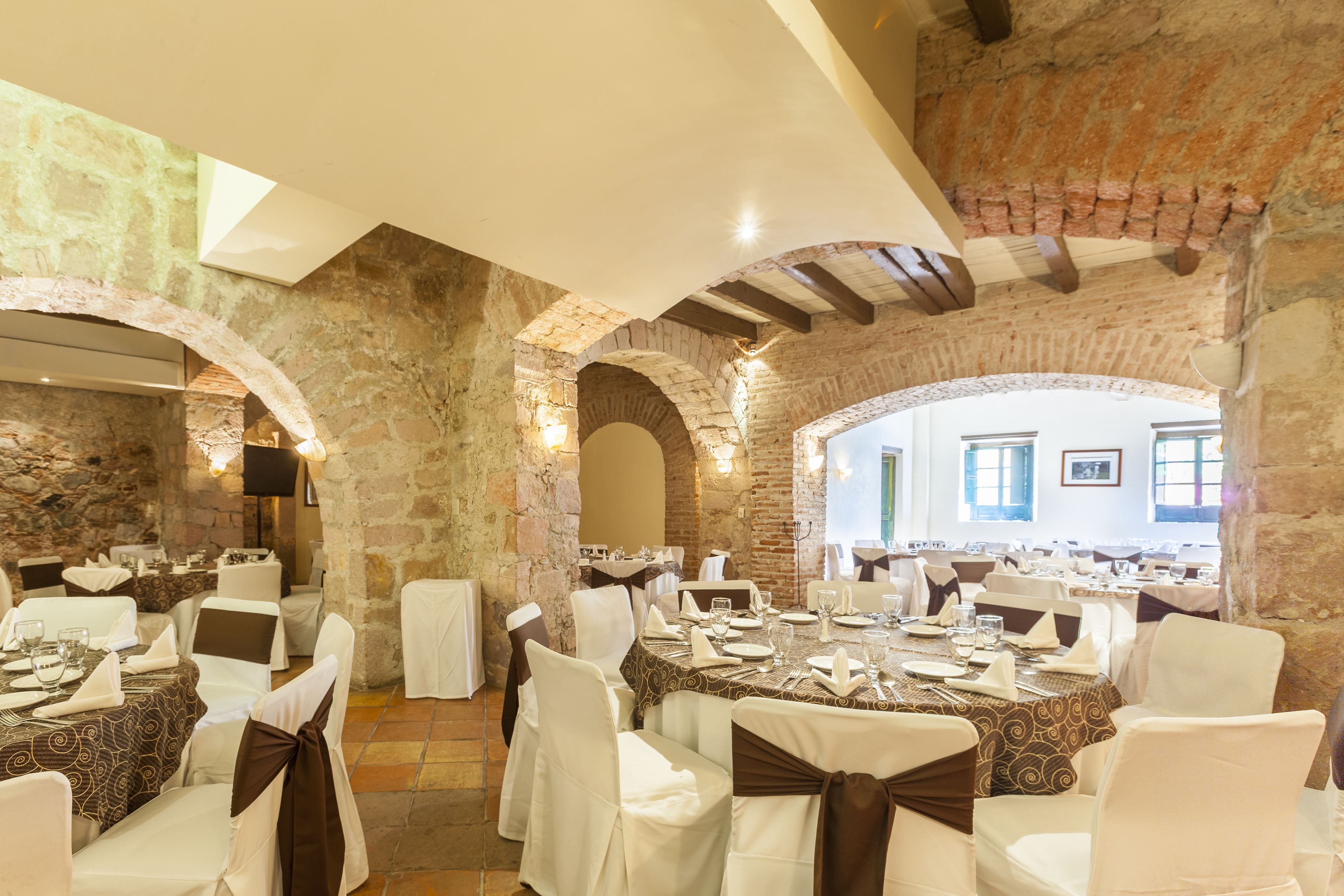 breakfast, lunch, dinner served; international cuisine