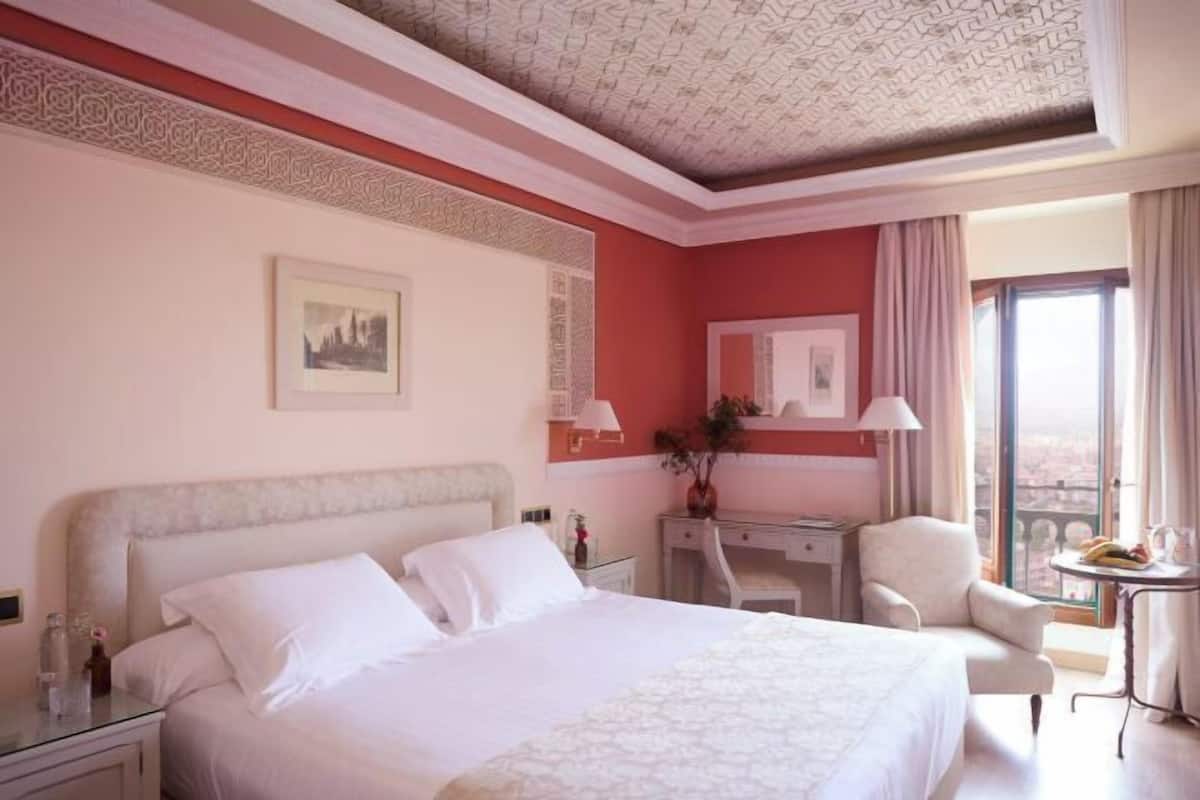 Hypo-allergenic bedding, in-room safe, desk, laptop workspace