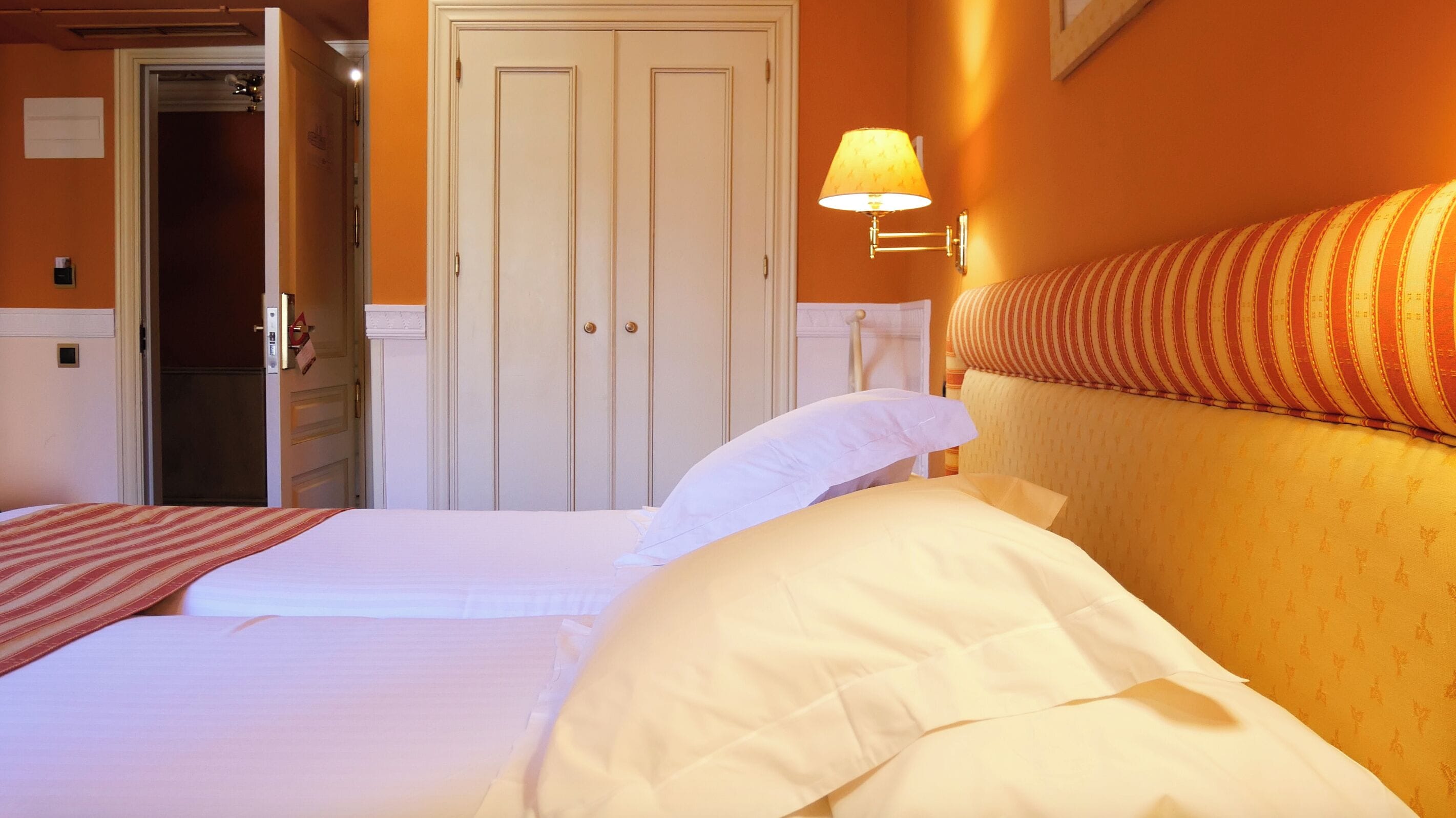 Classic Room, 2 Single Beds, Accessible, Non Smoking (Walk-in Shower)