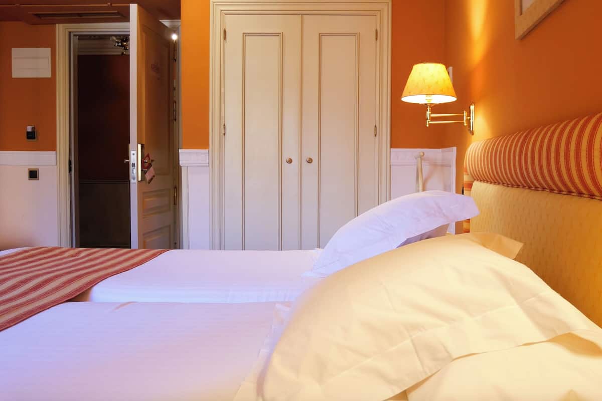 Classic Room, 2 Single Beds, Accessible, Non Smoking (Walk-in Shower)