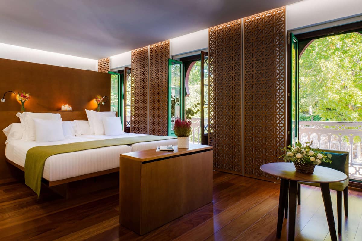 Deluxe Room, 2 Twin Beds, Non Smoking (Walk-in Shower) | Hypo-allergenic bedding, in-room safe, desk, laptop workspace