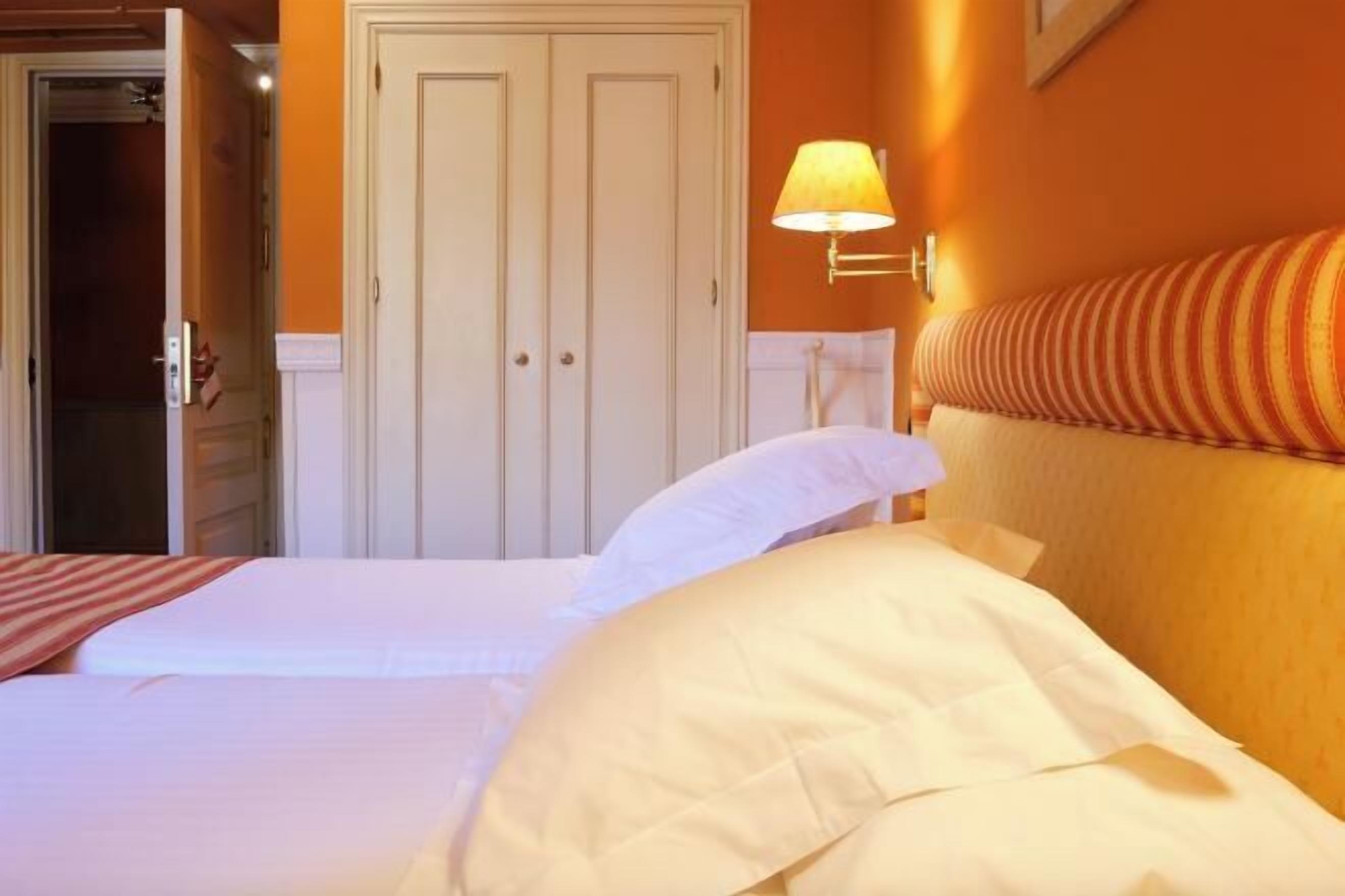 Hypo-allergenic bedding, in-room safe, desk, laptop workspace