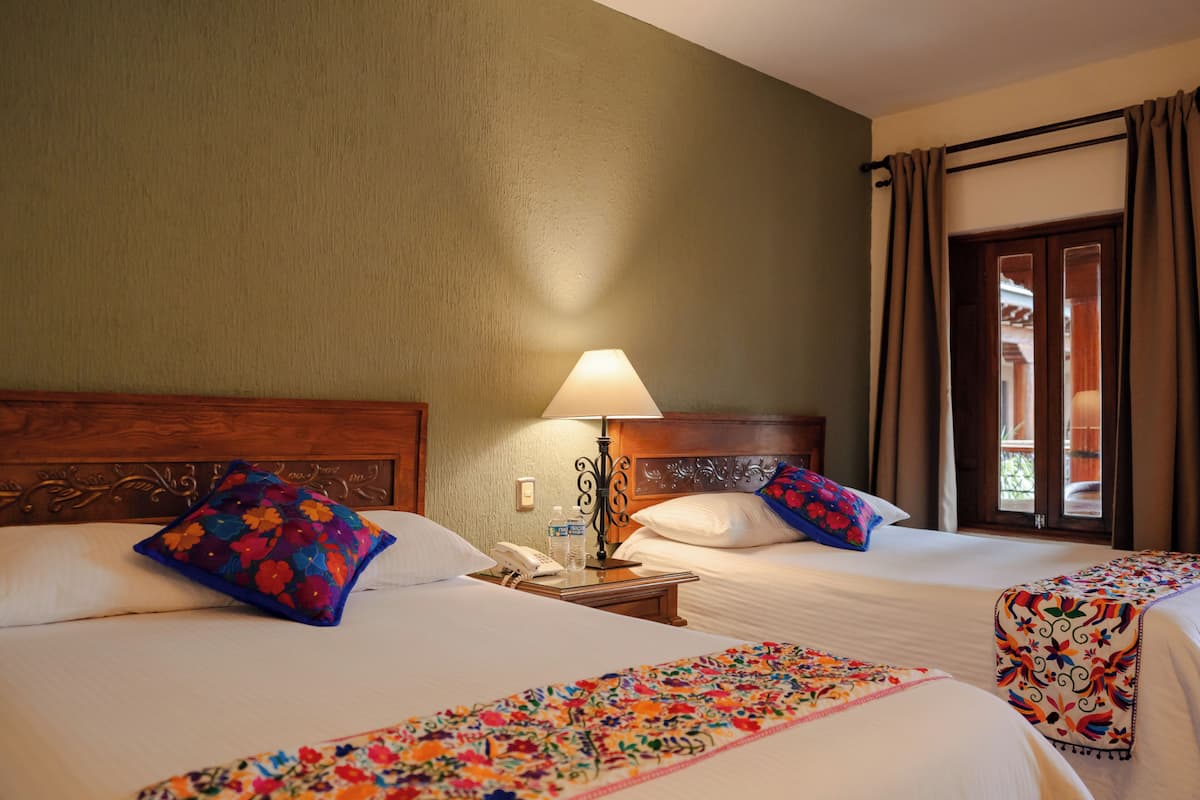 Estandar dos camas dobles | Iron/ironing board (on request), WiFi (free)