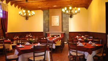 Se sirven desayunos, comidas, cenas y cocina regional