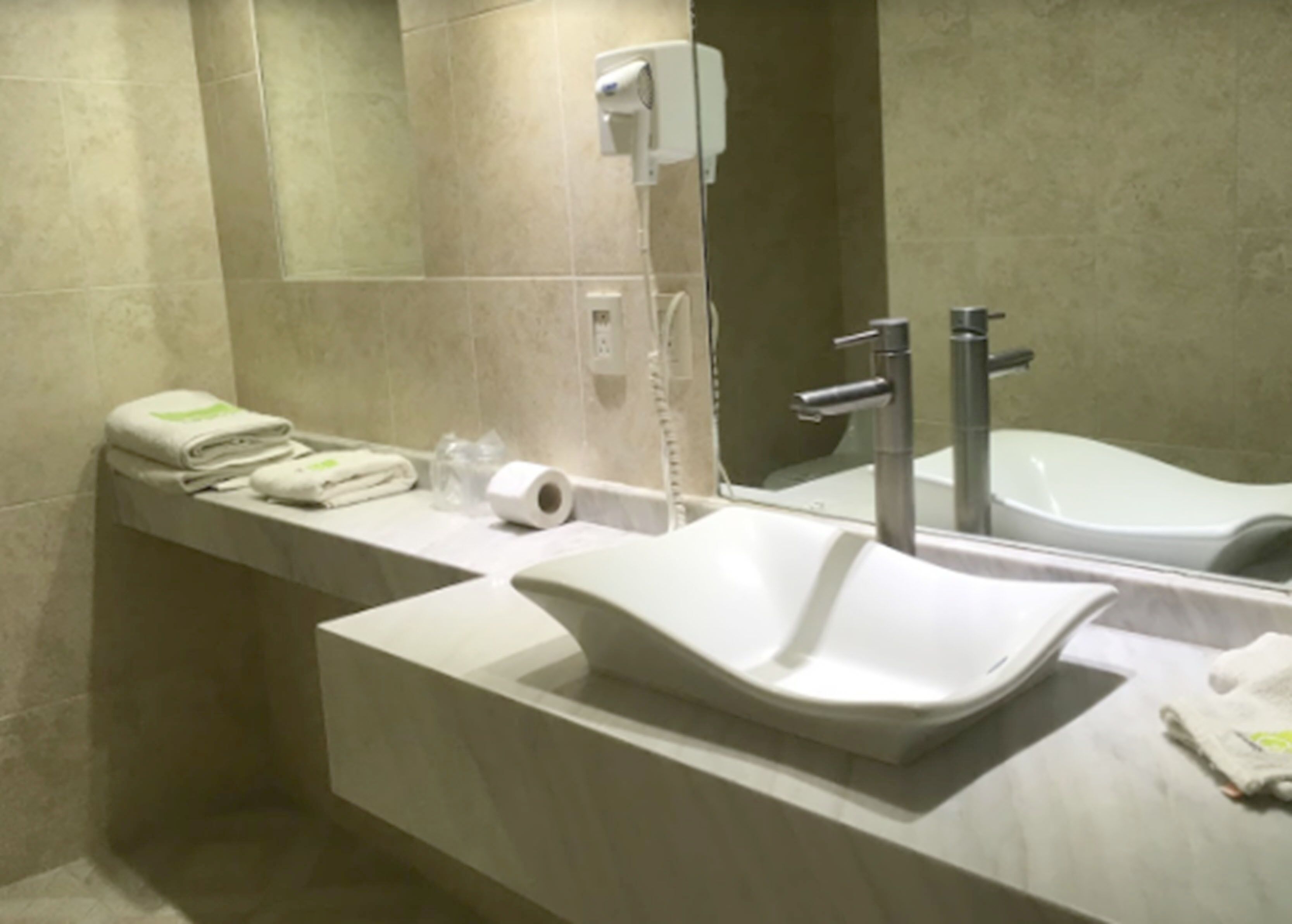 shower, free toiletries, towels