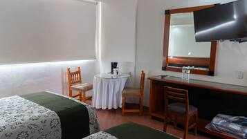 Habitación doble estándar, 2 camas matrimoniales | Caja de seguridad en la habitación y tabla de planchar con plancha