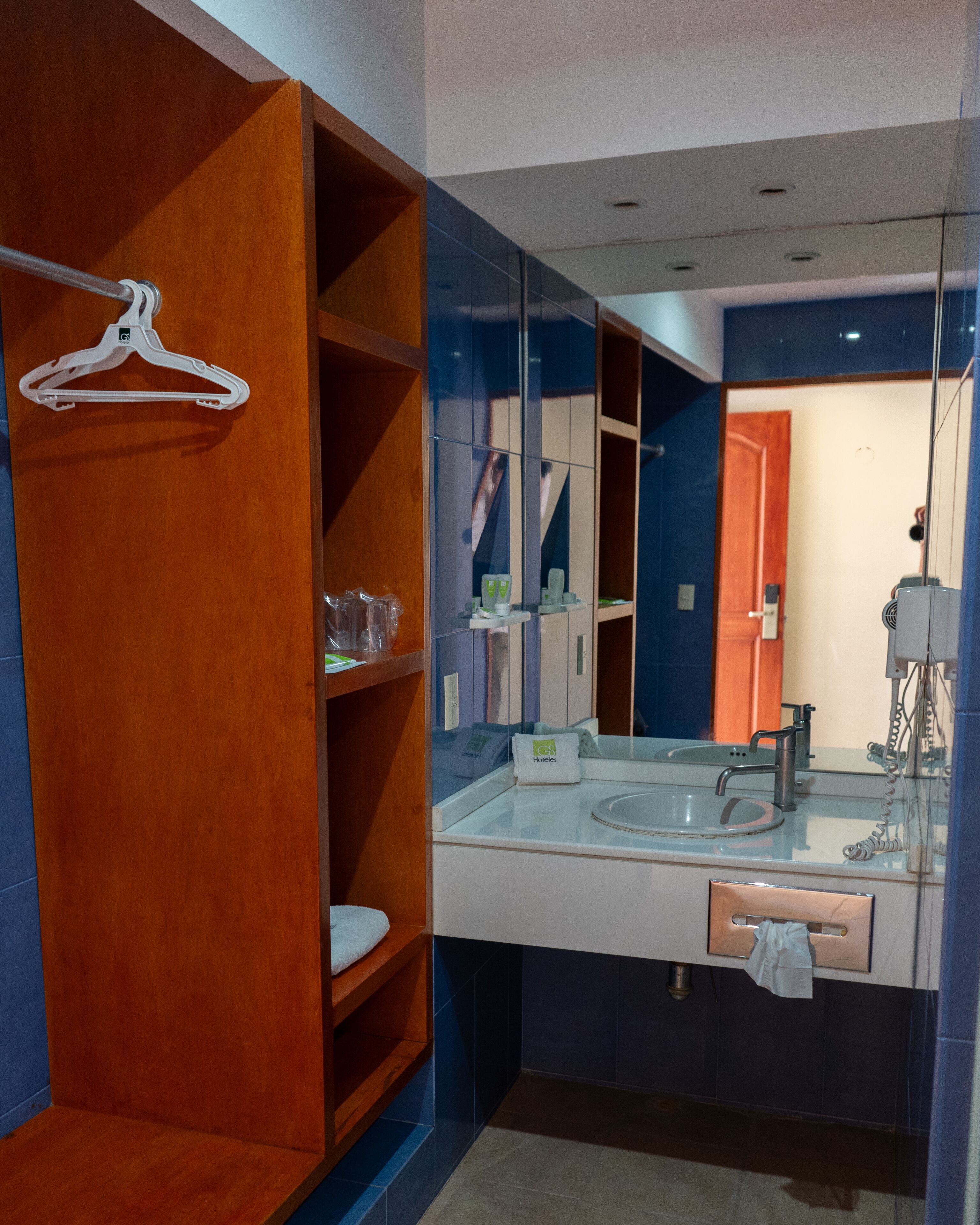 standard king | bathroom | shower, free toiletries, towels