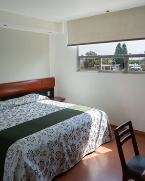 Standard King | Caja fuerte, tabla de planchar con plancha, wifi gratis y ropa de cama