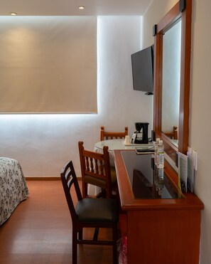 Standard King | In-room safe, iron/ironing board, free WiFi, bed sheets