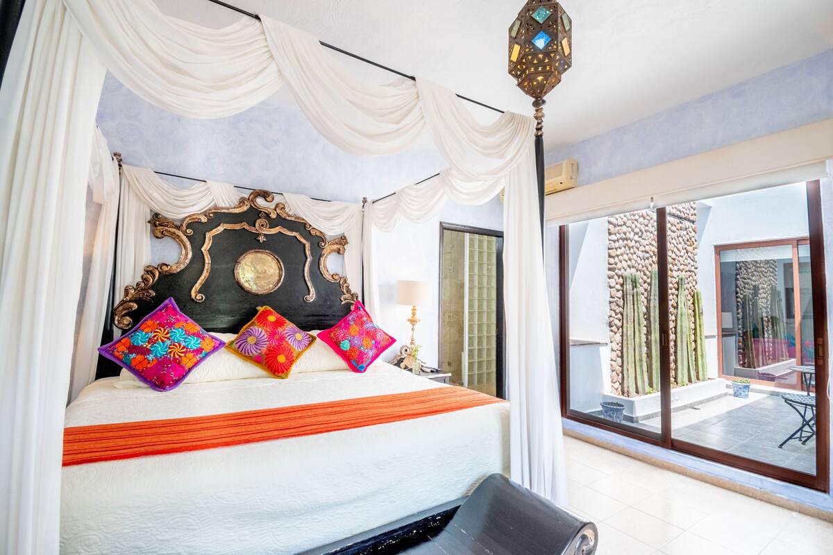 Habitación presidencial | Ropa de cama de alta calidad, edredones de plumas, caja fuerte