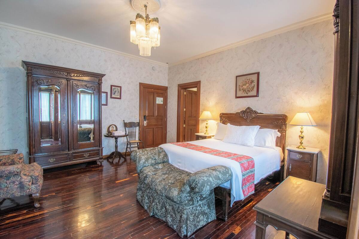 Habitación clásica, vistas a la ciudad | Ropa de cama de alta calidad, edredones de plumas, caja fuerte