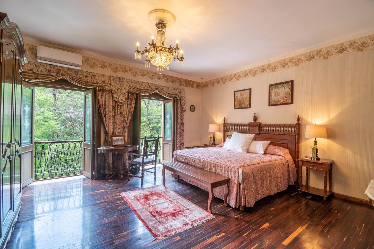 Habitación clásica, 1 cama de matrimonio grande | Ropa de cama de alta calidad, edredones de plumas, caja fuerte