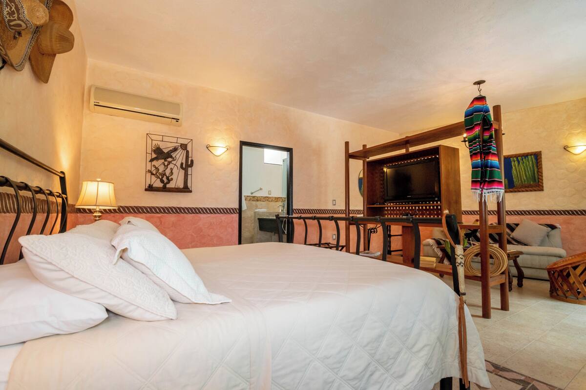 Habitación junior | Ropa de cama de alta calidad, edredones de plumas, caja fuerte