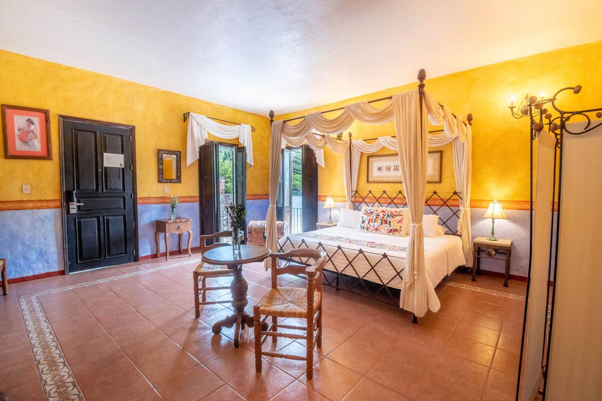 Habitación junior, junto a la piscina | Ropa de cama de alta calidad, edredones de plumas, caja fuerte
