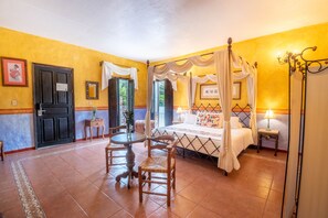 Junior Room, Poolside