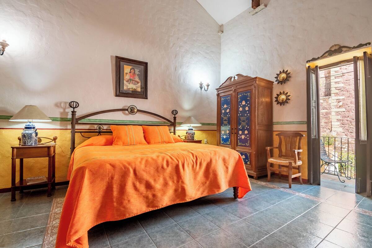 Habitación junior, 1 cama de matrimonio grande | Ropa de cama de alta calidad, edredones de plumas, caja fuerte