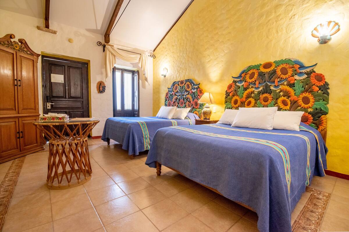 Habitación junior, 2 camas de matrimonio | Ropa de cama de alta calidad, edredones de plumas, caja fuerte
