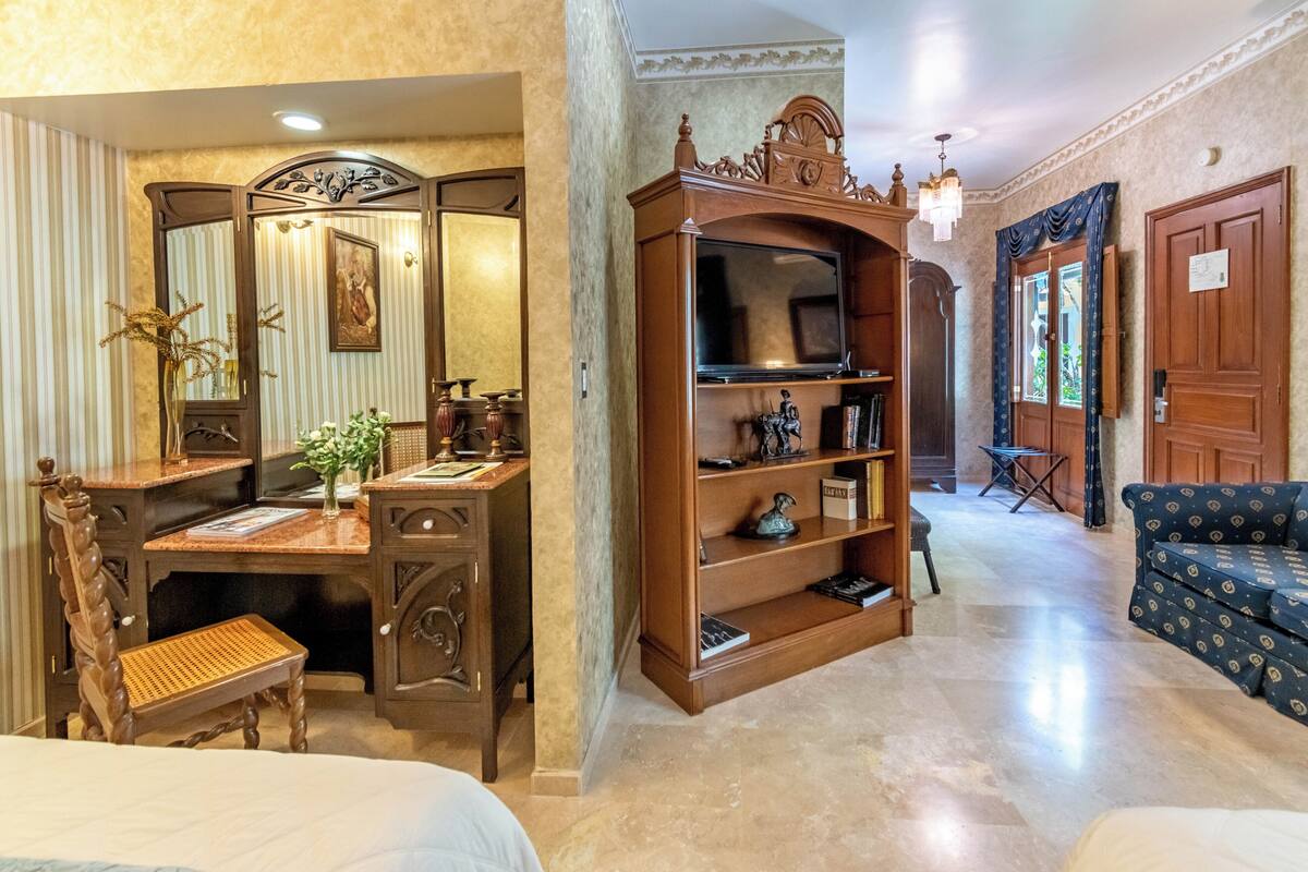 Habitación junior, vistas al jardín | Ropa de cama de alta calidad, edredones de plumas, caja fuerte