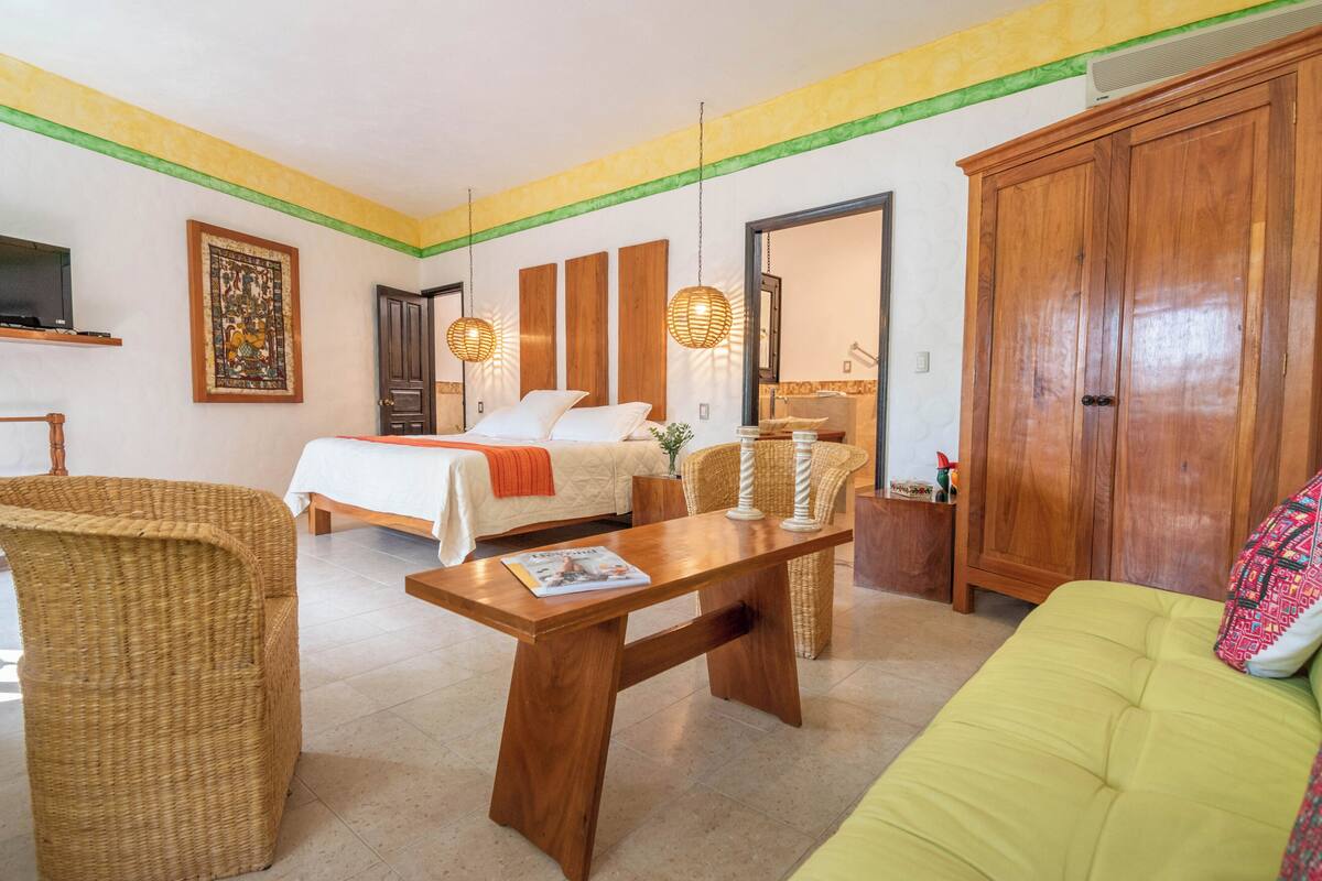 Habitación junior, bañera de hidromasaje | Ropa de cama de alta calidad, edredones de plumas, caja fuerte