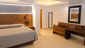 Junior-Suite, 1 King-Bett | Hochwertige Bettwaren, Zimmersafe, Schreibtisch, Bügeleisen/Bügelbrett
