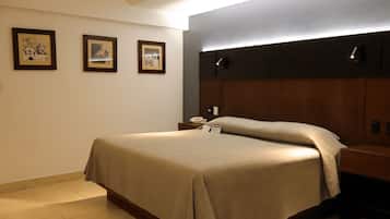 Suíte júnior, 1 cama King | Roupas de cama premium, cofres nos quartos, escrivaninha