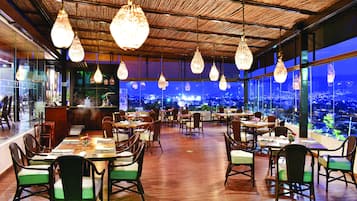 Se sirven desayunos, comidas, cenas y cocina regional