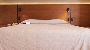 Ropa de cama de alta calidad y caja de seguridad en la habitación 