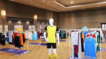 Una tienda de ropa con maniquíes y perchas llenas de prendas.